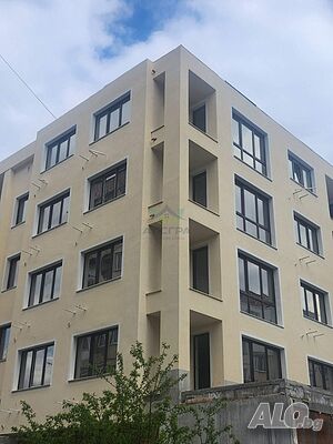 Тристаен апартамент в нова сграда в Устрем