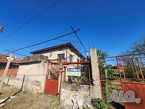 Къща с двор в село Звъничево