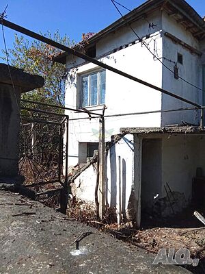 Къща с двор в Лозен