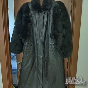 Продавам дълго дамско кожено палто