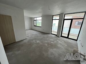 Тристаен апартамент 109кв. в затворен комплекс