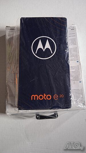 Смартфон Motorola Moto E20 и безжични слушалки комплект