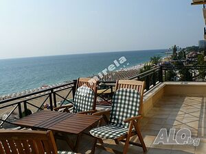 Апартаменти с морска панорама, на първа линия в к.к. Златни пясъци, на 50 метра от плажа, опция за п..