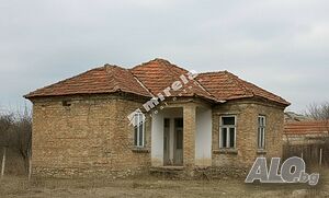Стара къща с голям двор в с. Казашка река, община Аврен, на около 40 км от гр. Варна