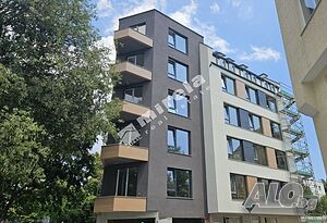 Тристаен апартамент на партер до базар Левски