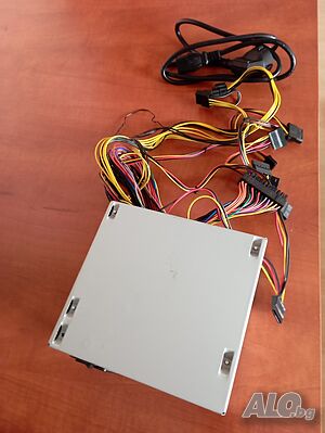 Продавам работещо малко използвано захранване за компютър 600 W