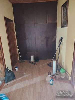 Продава с. Победа къща с гараж.