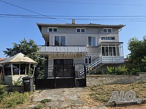 Триетажна къща край морето, Бяла