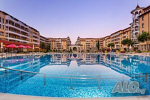Просторен двустаен апартамент с гледка към басейна в Royal Sun - Слънчев бря