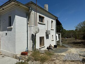Къща с голям двор и басейн в с. Бистрец, община Средец