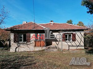 Продава едноетажна къща с голям двор, облагороден с овощни дървета и лозя, в с. Костадинкино, на 30 ..