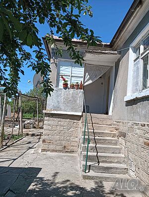 Продавам къща с двор