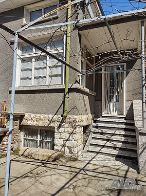 ПРОДАВАМ къща в Чирпан - супер идеален център с прилежащите постройки