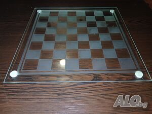 Стъклен шах 25х25 см и всички 32 фигури (16 прозрачни Изпращам по Еконт или Спиди