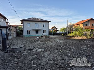 Дом с голям двор в кв. Враждебна