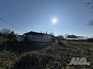 две къщи двор гараж кладенец овошки