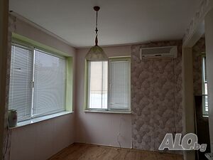 втори и трети етаж от къща с отделен вход и двор + гараж в района на старата пиаца
