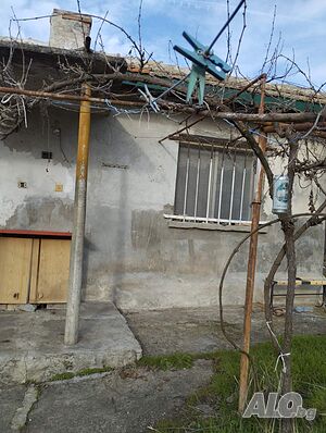 Къща с голям двор и селскостопанска постройка