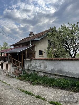 Цар Калоян-Двуетажна къща