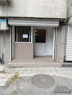 Продава се магазин 28.34 к. м. в центъра на Варна, ул. Бозвели38, възможност за гараж, топ локация.