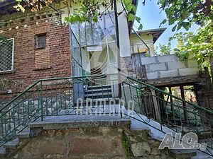 Тухлена къща с двор в село Ново село