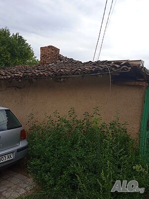 Парцел с къща за сабаряне на пет минути до централната част на града