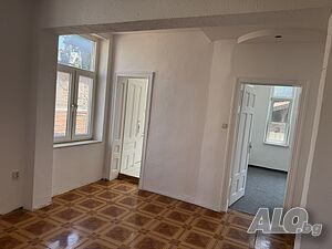 Уникален имот с голям потенциал за живеене и бизнес в сърцето на града!