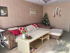 Ъглов диван с възглавници