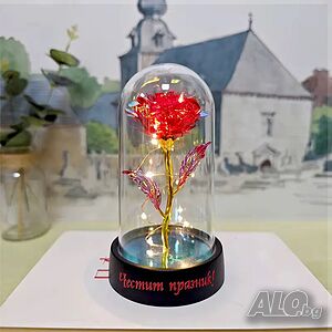 Роза с послание ”Честит Празник! ” в стъклен купол със LED светлини