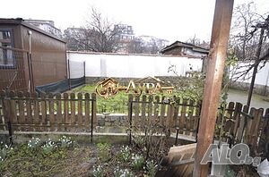 Двуетажна къща с гараж в кв. Тракийски
