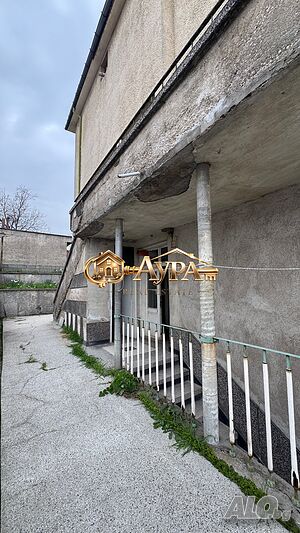 Два самостоятелни етажа с двор и гараж в кв. Македонски