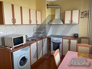 Двустаен апартамент с отделна кухня на изхода на метростанция