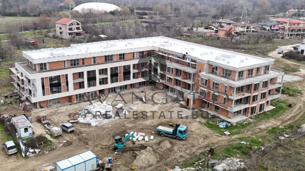 Тристаен с Двор Гребна база