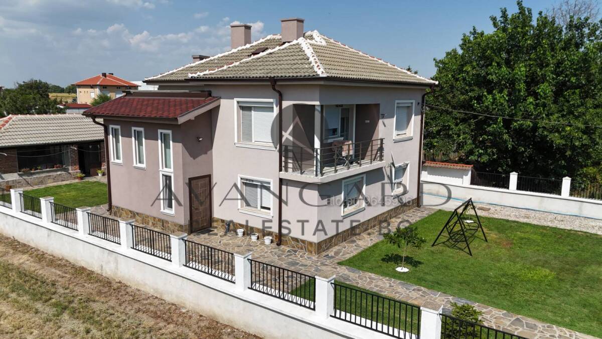Къща с. Костиево Двуетажна къща 234 кв.м РЗП 1400 кв.м двор | Къщи, Вили | Костиево
