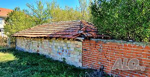 Дворно място в с. Роза с малък навес