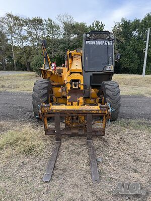 Продавам челен товарач JCB 527-67