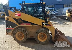 CAT 242B Skid Steer Loader (Мини челен товарач)