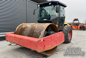 Еднобандажен вибрационен валяк Dynapac CA302D