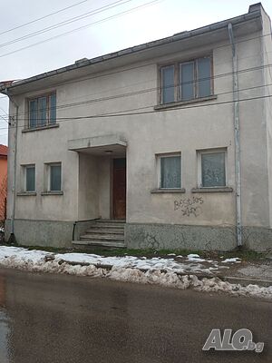 Двуетажна къща в гр. Омуртаг
