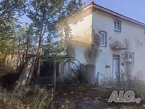 Масивна двуетажна къща в с. Сърнегор