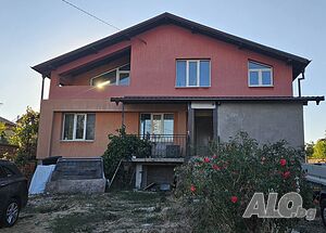 Продава се двуетажна къща с гараж и голям двор в кв. Суходол