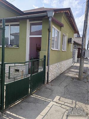 Продава се едноетажна къща близнак с отделен вход до Хуманитарна гимназия в гр. Добрич за 75 000 €