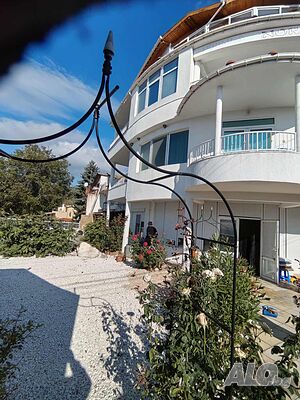 Продава се вила на 4 етажа към к.к. Албена, общ. Балчик, обл. Добрич за 570 000 €
