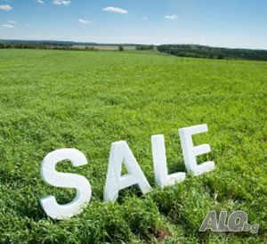 Продава се един декар парцел в с. Сенокос!