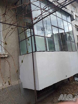 Продава се етаж от двуетажно блокче на широк център в гр. Добрич за 180 000лв.