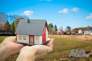 Продава се парцел с кирпичена къща в гр. Добрич към у-ще ”Вапцаров” за 60000лв.