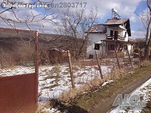 Продавам вилно място