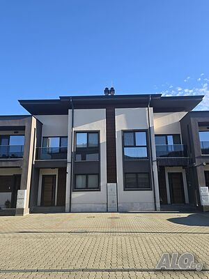 Самостоятелна градска къща в затворен комплекс в кв. ”Остромила”