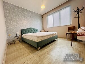 Тристаен с Г кухня, Младост