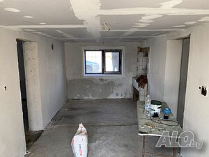 Двуетажна къща с голям двор и гараж в с. Милево